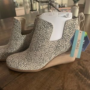 **BRAND NEW**NEVER WORN** Size 7 TOMS Wedges